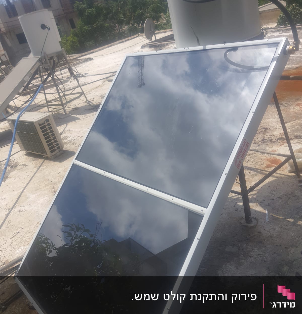 קולטי שמש על גג עם דוד שמש וצינור מחובר